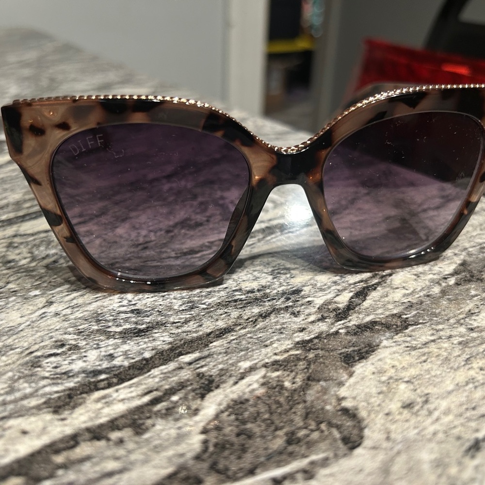 Diff Eyewear Brown and Black Sunglasses with Tortoiseshell Design - Picture 13 of 15